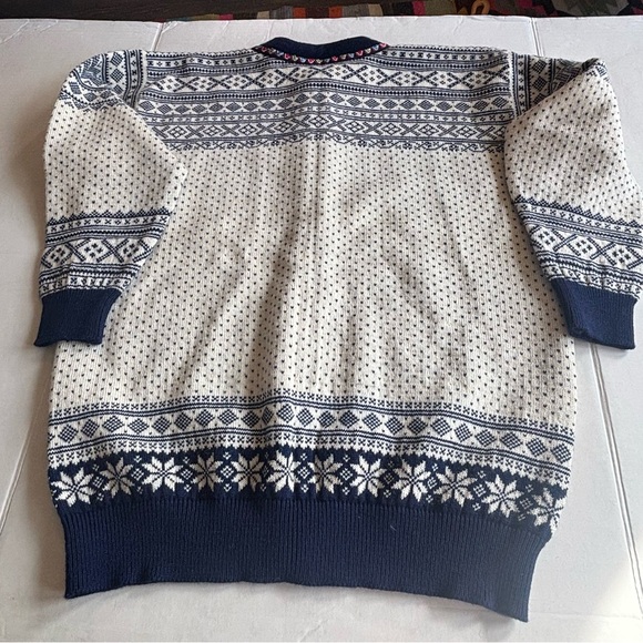 Dale of Norway
🇳🇴Nordic fair aisle wool Sweater🇳🇴
Navy and Cream Cardigan - Picture 11 of 13